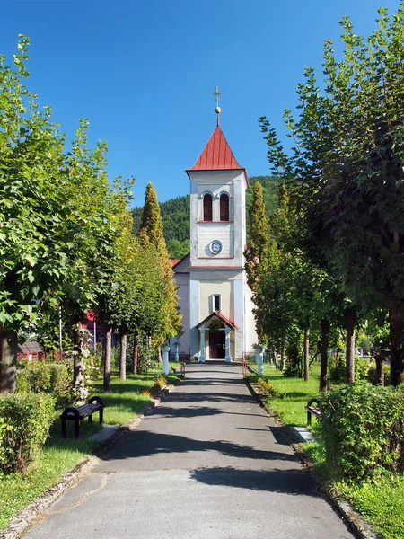 Parco e chiesa a Oravsky Podzamok — Foto Stock