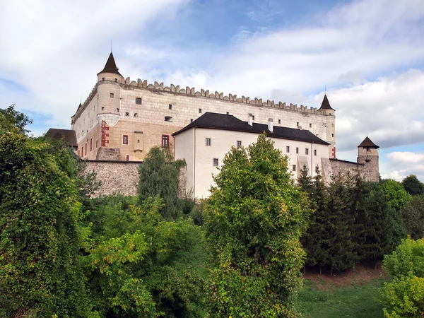 Zvolen slott på skogsklädda kulle — Stockfoto