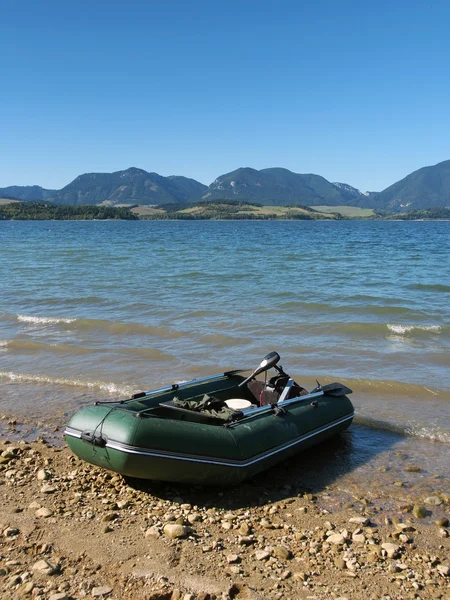 Vissersboot op liptovska mara, Slowakije — Stockfoto