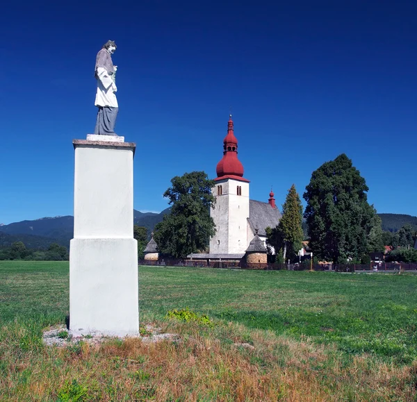 Statua e chiesa di Liptovske Matiasovce — Foto Stock