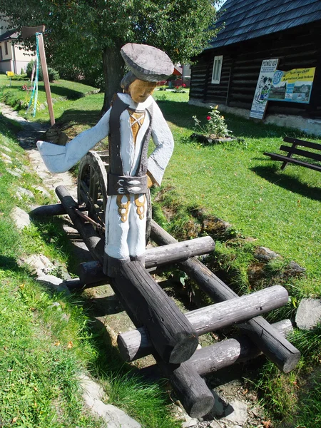 Estátua de madeira, Bobrova Rala em Podbiel, Eslováquia — Fotografia de Stock