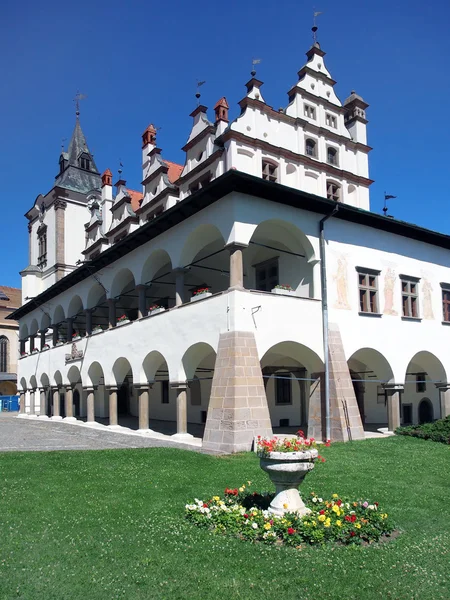 Rådhuset och blommor i Levoča, Slovakien — Stockfoto