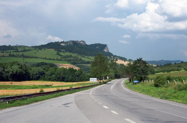 Estrada principal para Vysny Kubin, região de Orava, Eslováquia — Fotografia de Stock