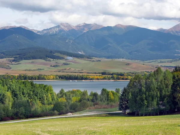 Campo con montañas Rohace, Eslovaquia — Foto de Stock