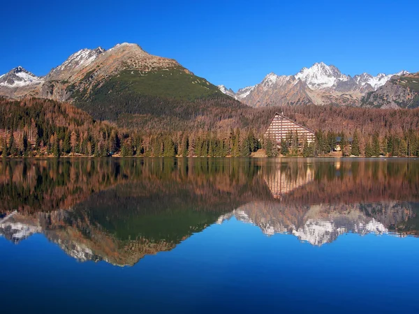 Высокие Татры отражены в Strbske Pleso — стоковое фото