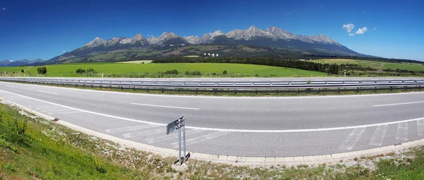 公路和高塔特拉山区全景 — 图库照片