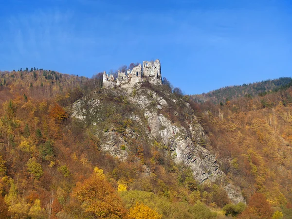 Ősszel a Óvár romjaira strecno-kastély, Szlovákia — Stock Fotó