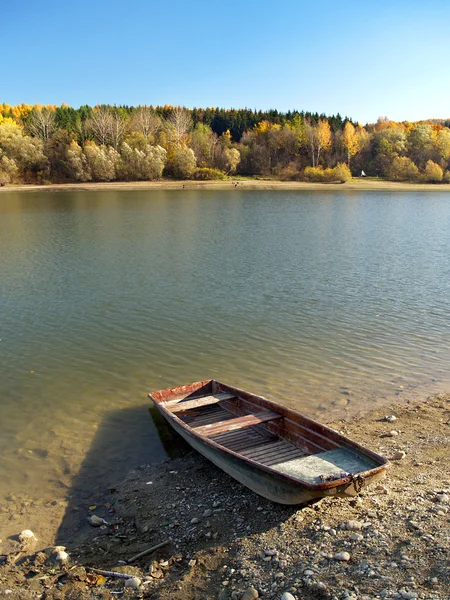 Kis csónak, Liptovská Mara, Szlovákia — Stock Fotó