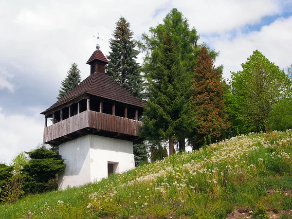 Zvonice v istebne vesnici, Slovensko. — Stock fotografie