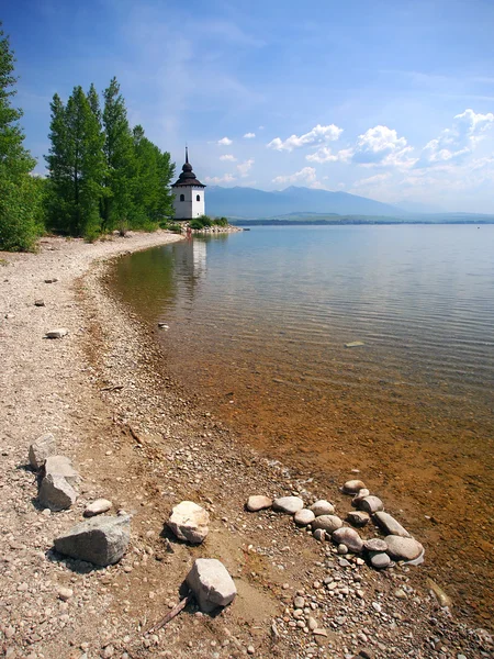 Shore in liptovska mara lake, Slowakije — Stockfoto