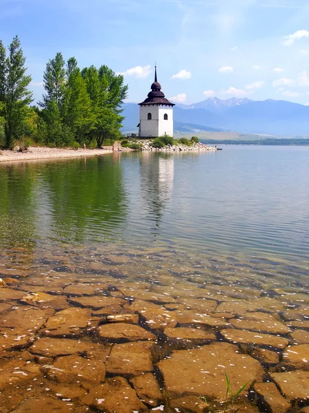Zonnige dag in liptovska mara lake, Slowakije — Stockfoto
