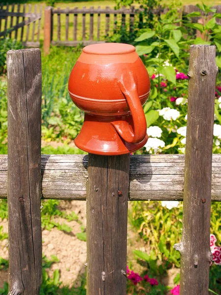 Traditioneller Topf, der an einem Holzzaun hängt — Stockfoto