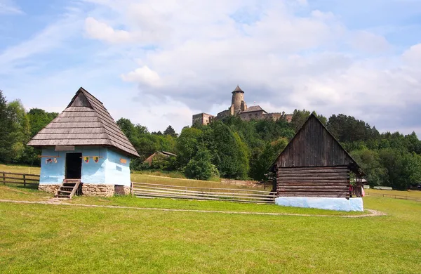 Μια λαϊκή σπίτια και το κάστρο στη χώρα της stara lubovna — Φωτογραφία Αρχείου