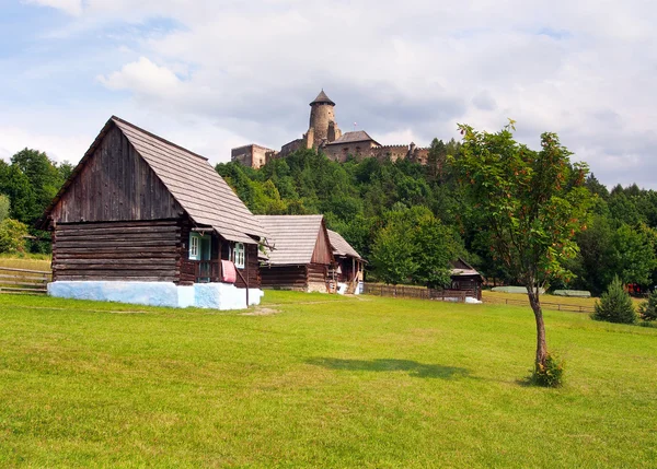Maisons folkloriques et château à Stara Lubovna — Photo