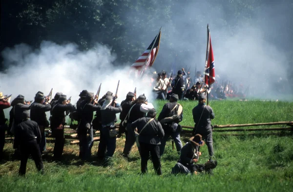 Konfederasyon Birliği askerleri ilerleyen fire voleybolu,