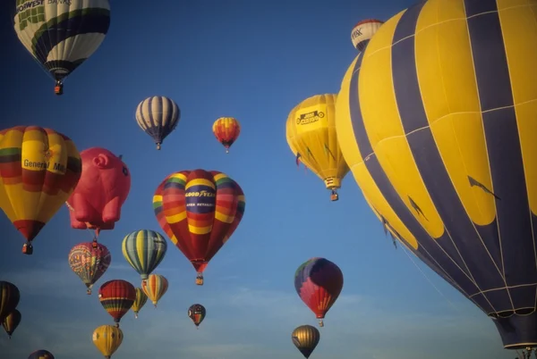 turistler sıcak hava balonu ride