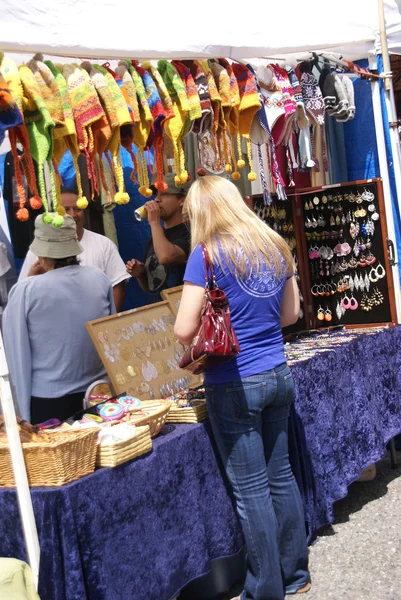 el sanatları durak alışveriş mavi gömlekli sarışın kadın