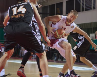 Samara, Rusya Federasyonu - 10 Kasım: nikita balashov, m.ö. krasnye Krilya, top, bu saldırı sırasında m.ö. donetsk oyun 10 Kasım 2012 yılında samara, Rusya Federasyonu.
