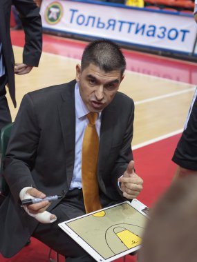 Samara, Rusya Federasyonu - 10 Kasım: zaman aşımı. Koç m.ö. donetsk josep riera oyun planına karşı m.ö krasnye Krilya oyuncu 10 Kasım 2012 tarihinde samara, Rusya diyor.