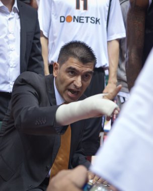 Samara, Rusya Federasyonu - 10 Kasım: zaman aşımı. Koç m.ö. donetsk josep riera oyun planına karşı m.ö krasnye Krilya oyuncu 10 Kasım 2012 tarihinde samara, Rusya diyor.