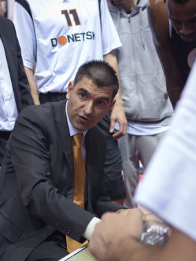 Samara, Rusya Federasyonu - 10 Kasım: zaman aşımı. Koç m.ö. donetsk josep riera oyun planına karşı m.ö krasnye Krilya oyuncu 10 Kasım 2012 tarihinde samara, Rusya diyor.
