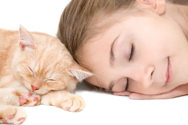 La chica con un gatito rojo — Foto de Stock