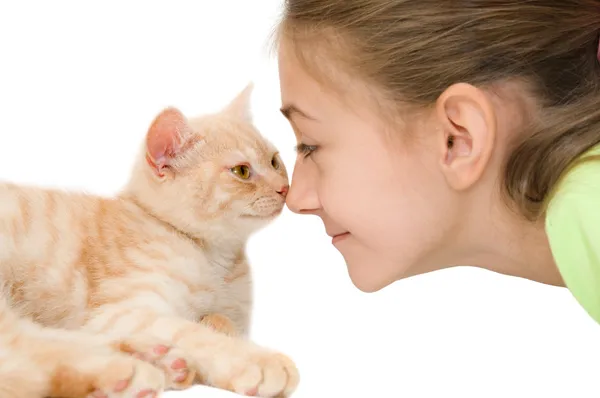 La chica con un gatito rojo — Foto de Stock