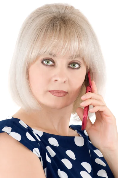 Blondin med en röd mobiltelefon — Stockfoto