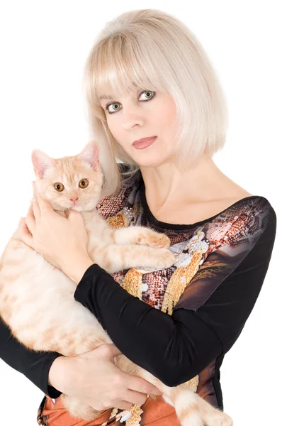 Blondin med en röd katt — Stockfoto