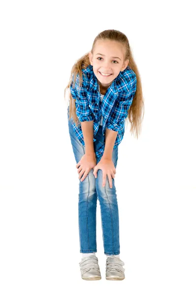 A menina em jeans e uma camisa quadriculada — Fotografia de Stock