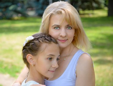 Anne ve kızı olan bahçede