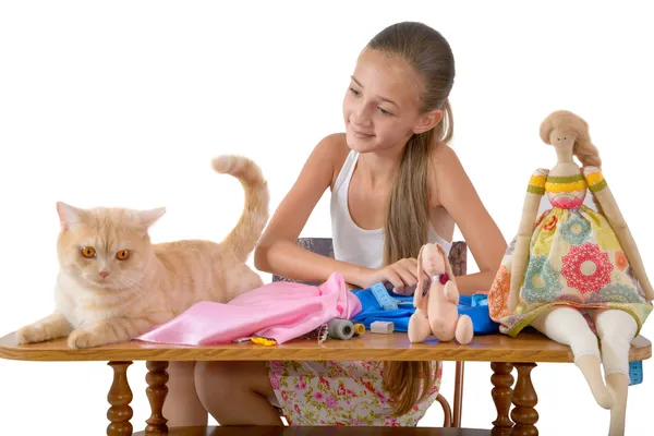 The girl sews toys from fabric — Stock Photo, Image