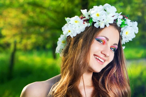 Ritratto della giovane bella donna all'aperto — Foto Stock