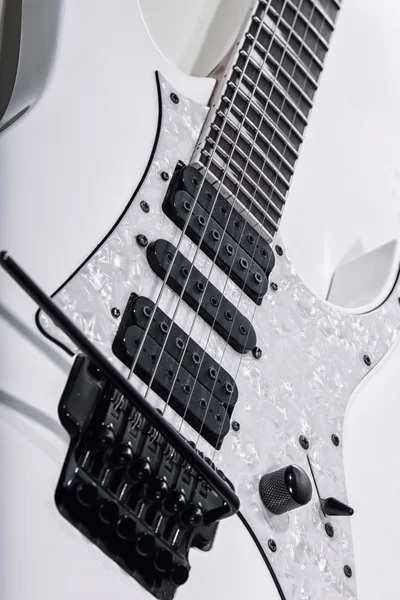 Guitarra elétrica sobre fundo branco — Fotografia de Stock