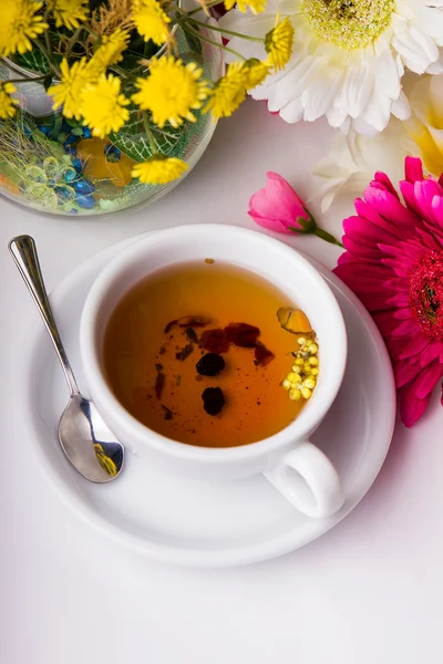 Φλιτζάνι τσάι με το λουλούδι στο τραπέζι — Φωτογραφία Αρχείου