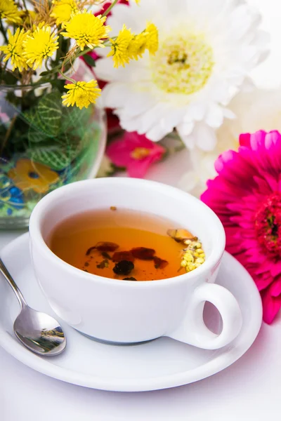 Tasse Tee mit Blume auf dem Tisch — Stockfoto