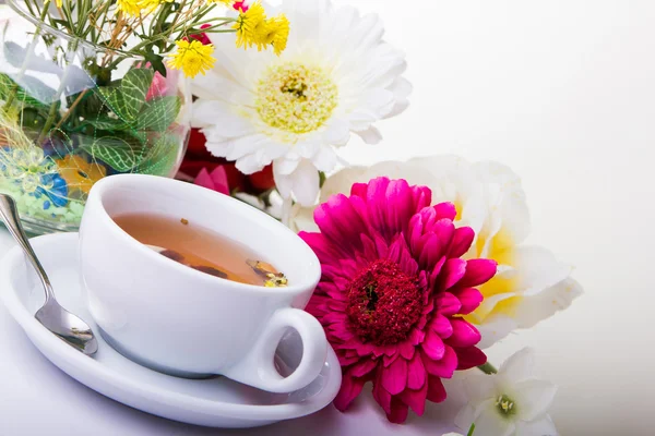 喝杯茶与上表的花 — 图库照片