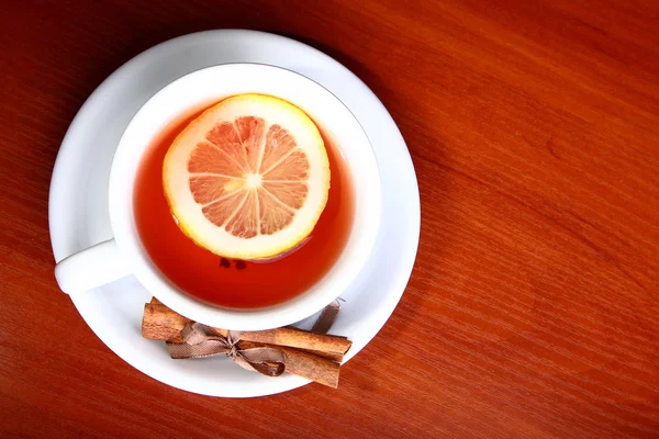 Tasse heißen Tee auf Holzgrund — Stockfoto