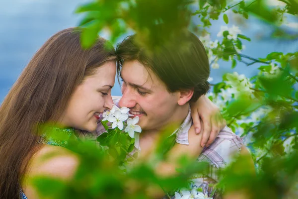 Dvě letní milenci objímat v parku — Stock fotografie