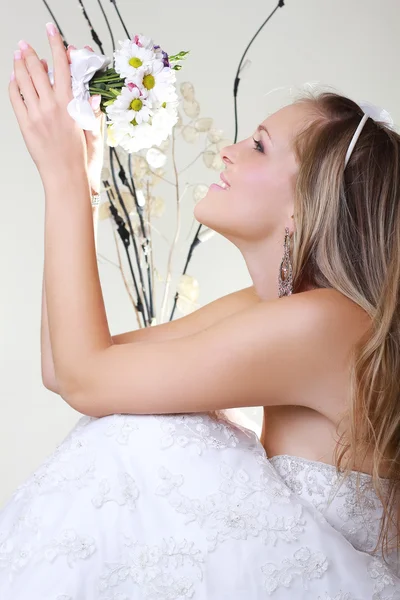 Portrét šťastnou nevěstu s kyticí — Stock fotografie