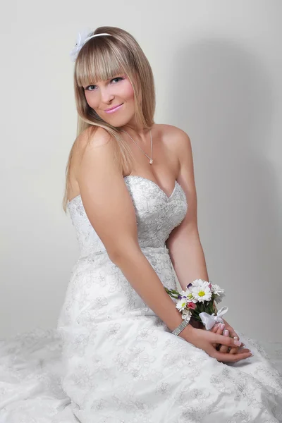Porträt einer glücklichen Braut mit einem Strauß — Stockfoto