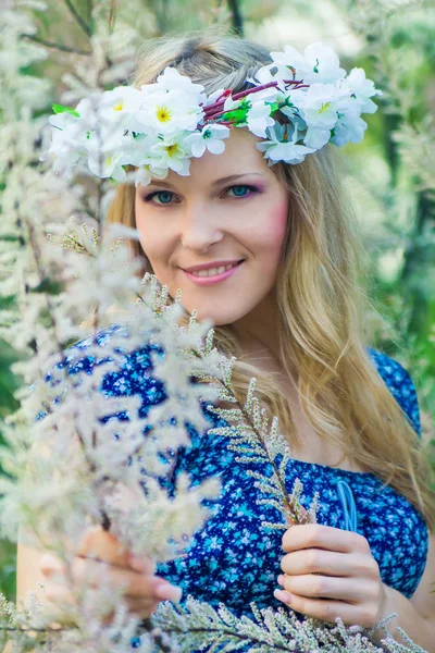 Retrato de la joven mujer hermosa al aire libre — Foto de Stock