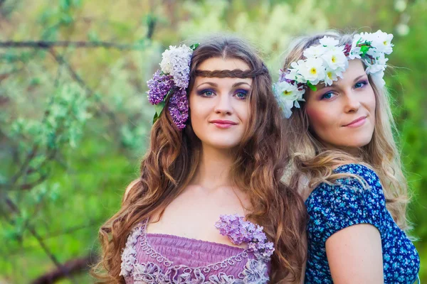 Portret dwóch młodych pięknych kobiet na zewnątrz — Zdjęcie stockowe