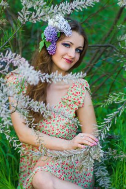 Açık havada güzel bir kadının portresi.