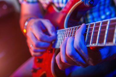 akustik gitar ile erkek müzisyen