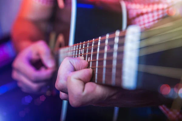 Músico masculino com guitarra acústica — Fotografia de Stock