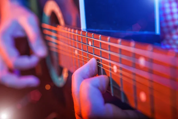 Músico masculino con guitarra acústica — Foto de Stock