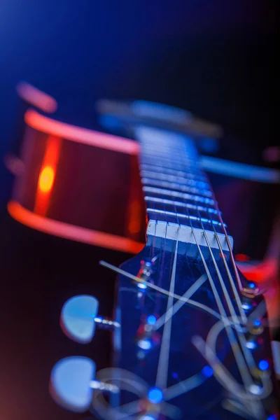 Guitarra no holofote — Fotografia de Stock