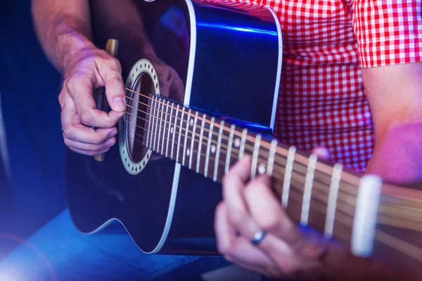 Músico masculino con guitarra acústica — Foto de Stock