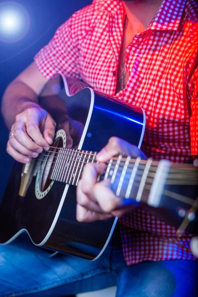 Músico masculino con guitarra acústica — Foto de Stock